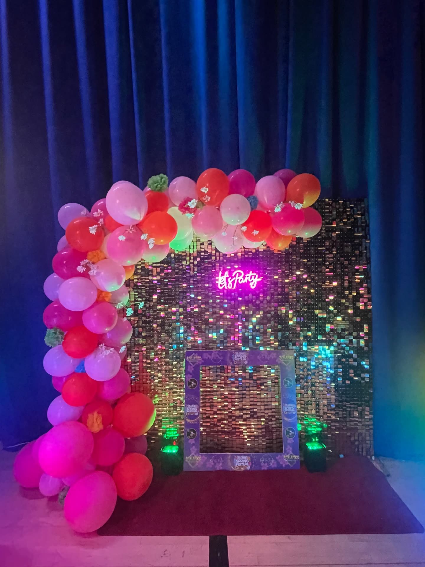 Shimmer wall backdrop with balloon arch at an event